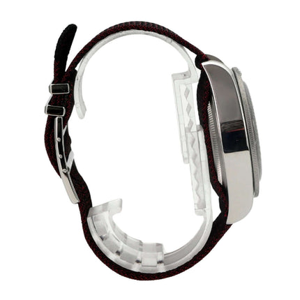 Tudor Black Bay M79230R-0009 bordeauxrotes Textilband, Edelstahlgehäuse, schwarzes Zifferblatt, seitliche Ansicht