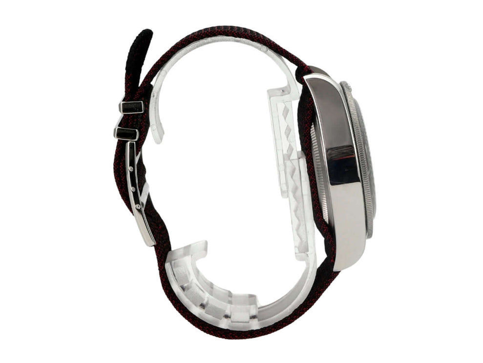 Tudor Black Bay M79230R-0009 bordeauxrotes Textilband, Edelstahlgehäuse, schwarzes Zifferblatt, seitliche Ansicht
