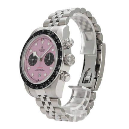 Tudor Black Bay Chrono M79360N-0019 mit pinkfarbendem Zifferblatt und Edelstahlarmband, 41 mm Gehäusedurchmesser.