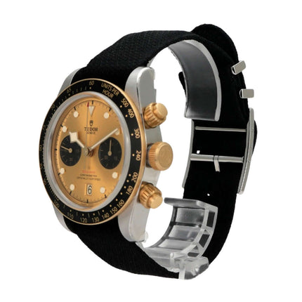 Tudor Black Bay Chrono Steel Gold Textilband M79363N-0003 auf schwarzem Textilband, sportliches Design, Uhrendetails.