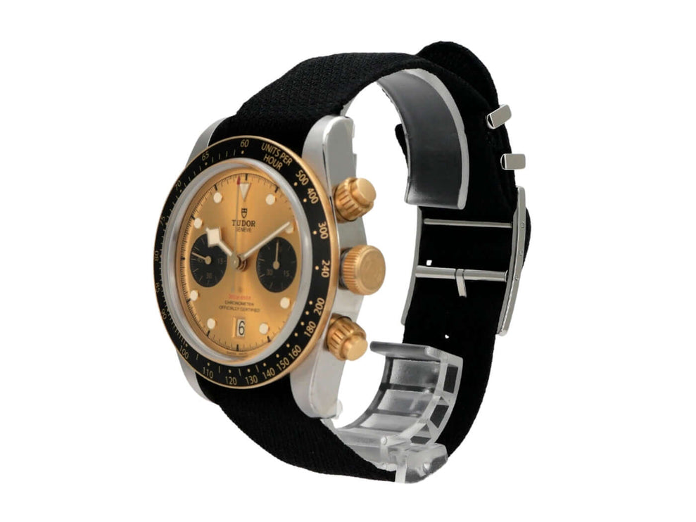 Tudor Black Bay Chrono Steel Gold Textilband M79363N-0003 auf schwarzem Textilband, sportliches Design, Uhrendetails.