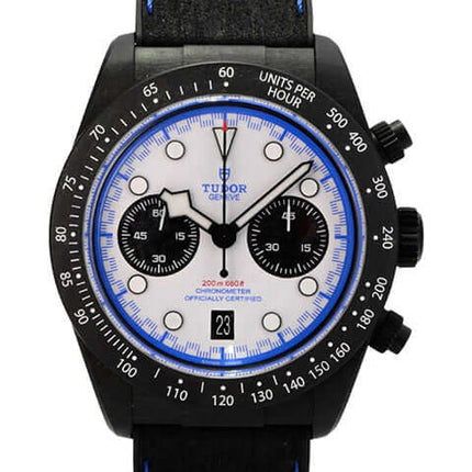 Tudor Black Bay Chrono Carbon 25 M79377KN-0001 schwarzer Carbon-Chronograph mit weißem Zifferblatt und Lederband