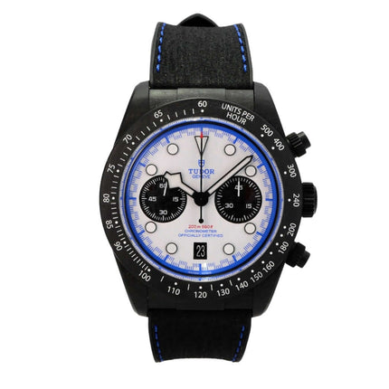 Tudor Black Bay Chrono Carbon 25 M79377KN-0001: schwarzer Carbon-Chronograph mit weißem Zifferblatt und blauem Band