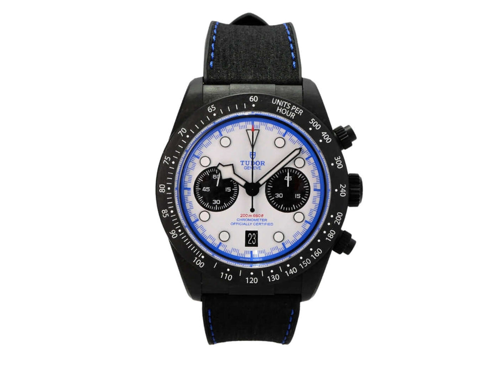 Tudor Black Bay Chrono Carbon 25 M79377KN-0001: schwarzer Carbon-Chronograph mit weißem Zifferblatt und blauem Band