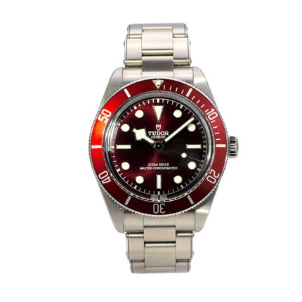Tudor Black Bay 58 M7939A1A0RU-0002 mit Edelstahlgehäuse, bordeauxfarbenem Zifferblatt und drehbarer Lünette.