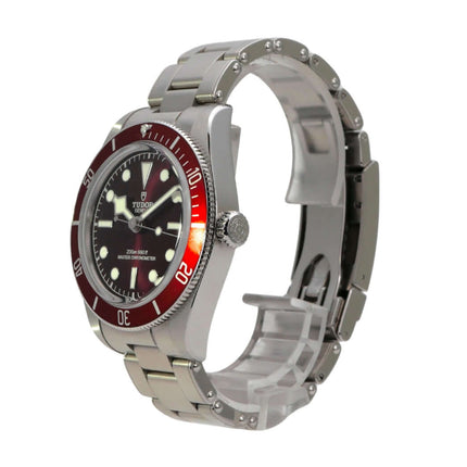 Tudor Black Bay 58 M7939A1A0RU-0002 Edelstahl Armbanduhr mit bordeauxfarbener Lünette und Zifferblatt.