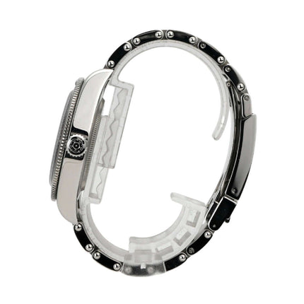 Seitenansicht der Tudor Black Bay 58 M7939A1A0RU-0002 Armbanduhr, Edelstahlarmband und schwarze Lünette.