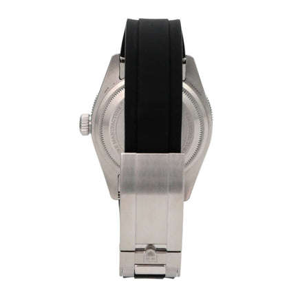Tudor Black Bay M7941A1A0NU-0002 mit Edelstahlgehäuse, schwarzem Kautschukband und Sicht auf die Gehäuserückseite