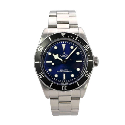 Tudor Black Bay M7943A1A0NU-0001 mit blauem Zifferblatt und Edelstahlarmband, 43 mm Durchmesser.