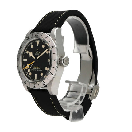 Tudor Heritage Black Bay Pro M79470-0003 im Detail, Edelstahlgehäuse, schwarzes Kautschukband, GMT-Funktion.