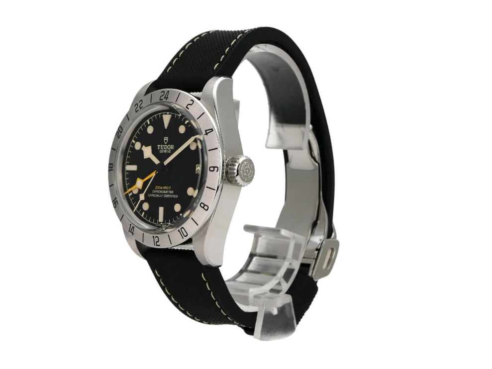 Tudor Heritage Black Bay Pro M79470-0003 im Detail, Edelstahlgehäuse, schwarzes Kautschukband, GMT-Funktion.