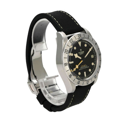 Tudor Heritage Black Bay Pro M79470-0003 mit Edelstahlgehäuse, schwarzem Zifferblatt und Kautschukband.