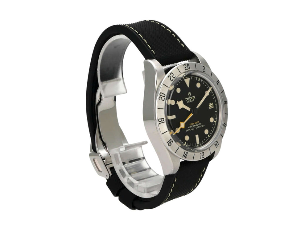 Tudor Heritage Black Bay Pro M79470-0003 mit Edelstahlgehäuse, schwarzem Zifferblatt und Kautschukband.