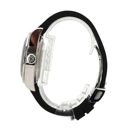 Seitenansicht der Tudor Heritage Black Bay Pro M79470-0003 mit schwarzem Kautschukband und Edelstahlgehäuse.