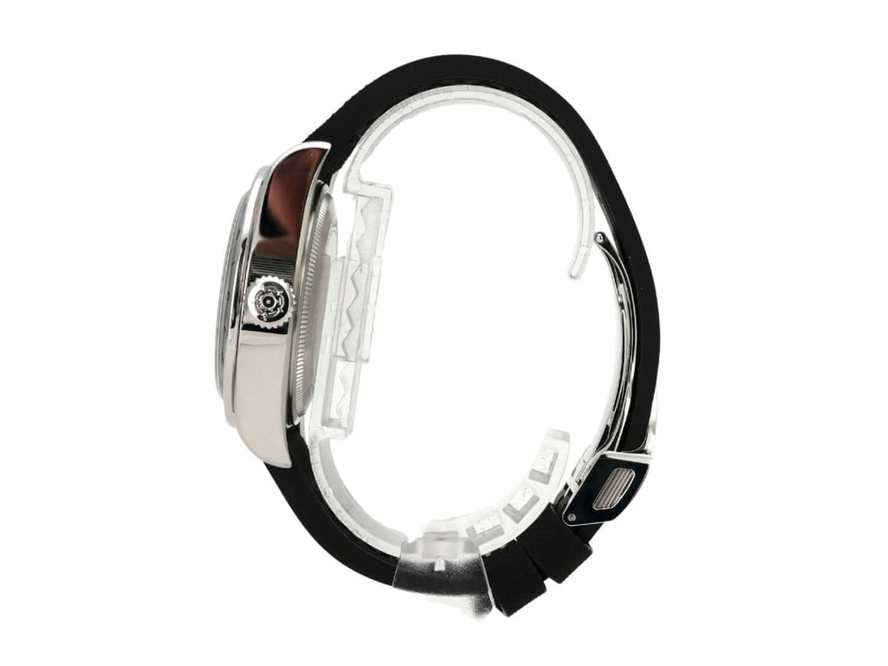 Seitenansicht der Tudor Heritage Black Bay Pro M79470-0003 mit schwarzem Kautschukband und Edelstahlgehäuse.