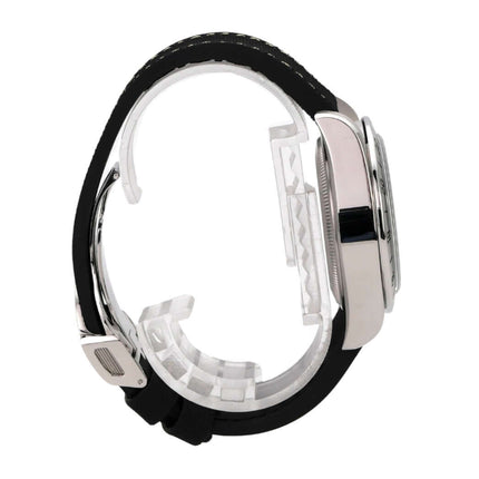 Seitenansicht der Tudor Heritage Black Bay Pro M79470-0003 mit Kautschukband und Edelstahlgehäuse.