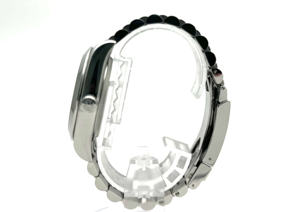 Ansicht der silbernen Tudor Black Bay 39 Ref. M79660-0002 Uhr von der Seite, Edelstahlband und Gehäuse sichtbar.