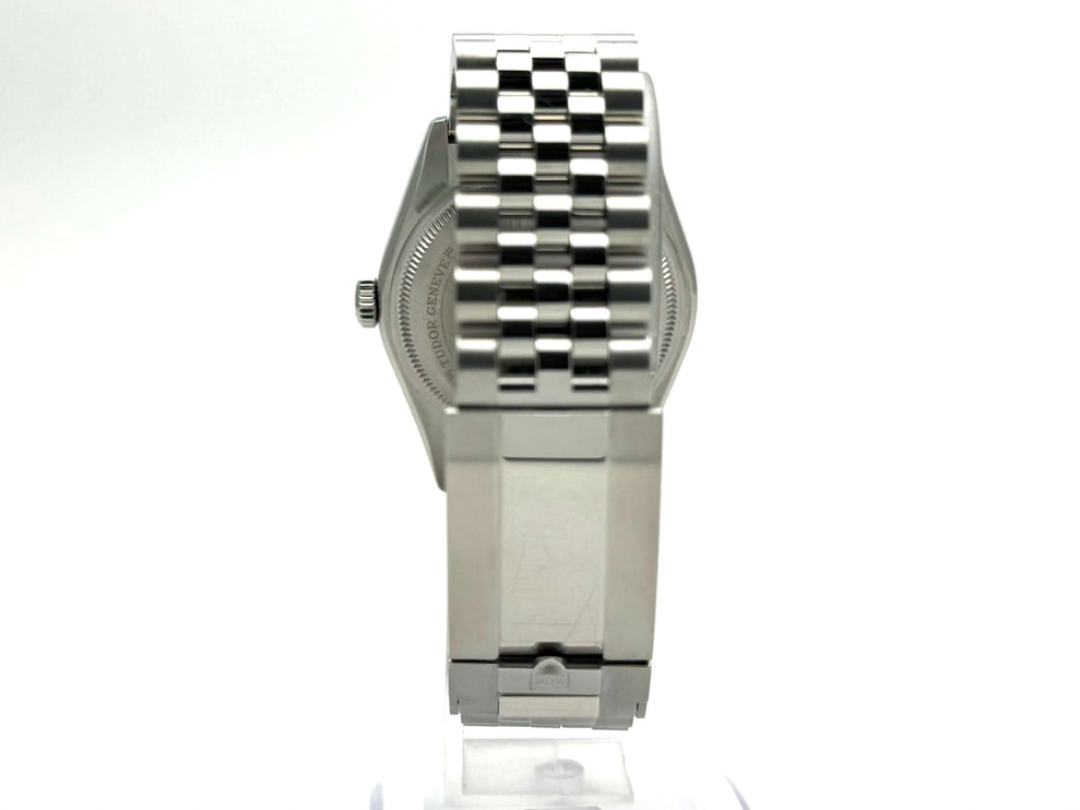 Rückansicht des Tudor Black Bay 39 Edelstahlarmbands mit Faltschließe.