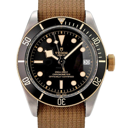 Tudor Heritage Black Bay Steel Gold Textilband M79733N-0005 mit Edelstahl-Gehäuse und braunem Textilband.