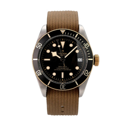Tudor Heritage Black Bay Steel Gold Textilband M79733N-0005 mit braunem Textilband und schwarzem Zifferblatt.