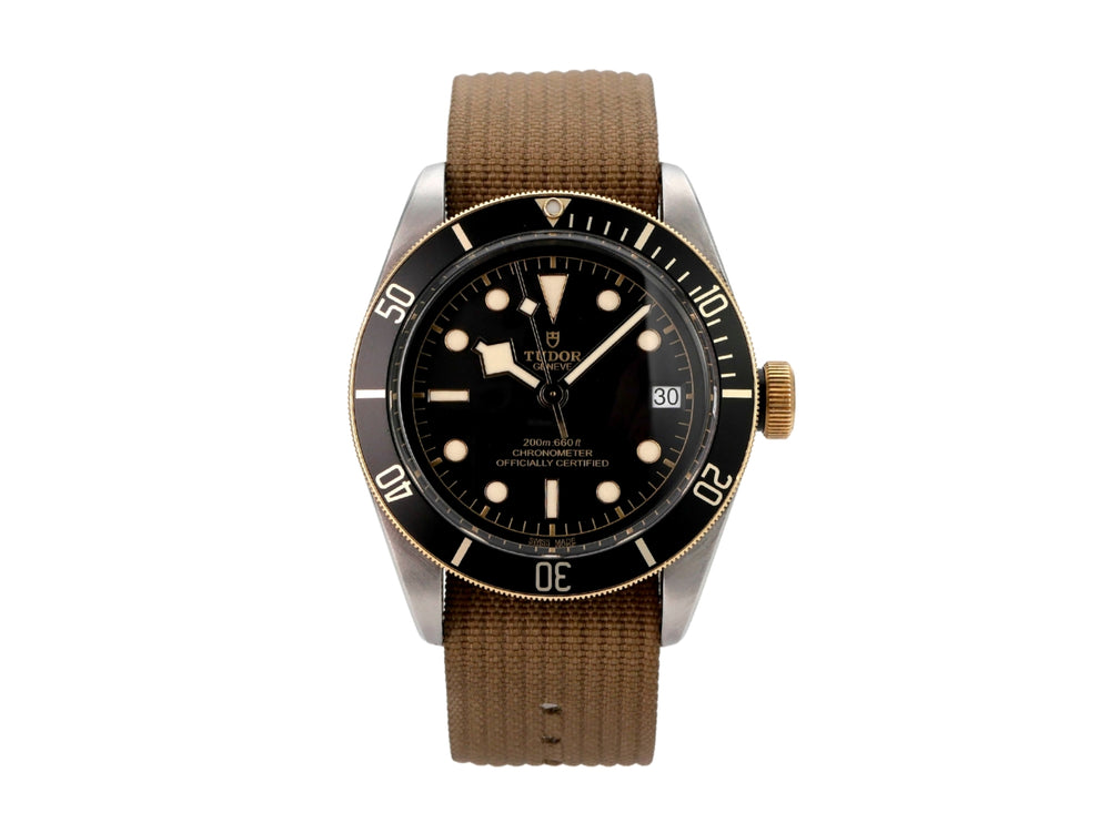 Tudor Heritage Black Bay Steel Gold Textilband M79733N-0005 mit braunem Textilband und schwarzem Zifferblatt.