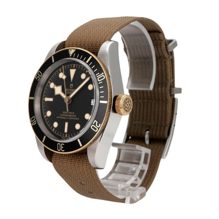 Tudor Heritage Black Bay Steel Gold Textilband M79733N-0005 auf braunem Textilband, Edelstahl und Gelbgold Gehäuse.