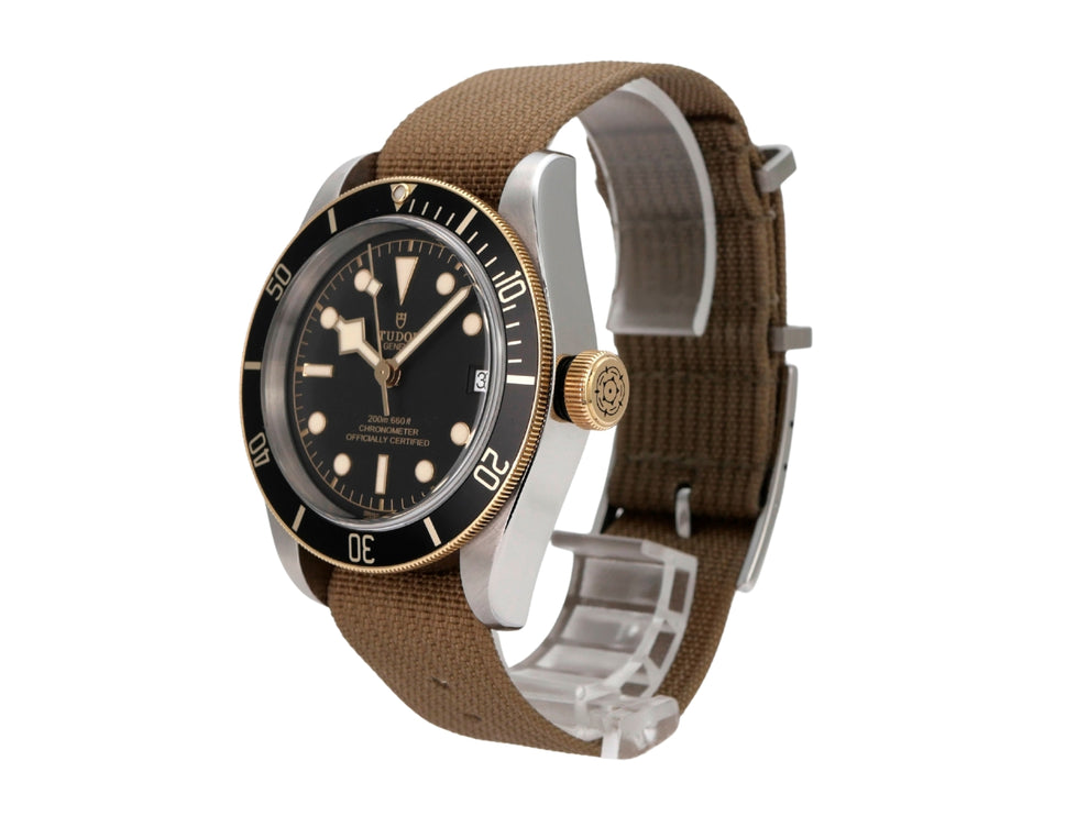Tudor Heritage Black Bay Steel Gold Textilband M79733N-0005 auf braunem Textilband, Edelstahl und Gelbgold Gehäuse.