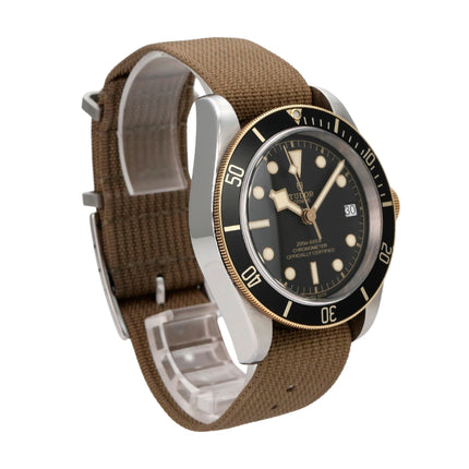 Tudor Heritage Black Bay Steel Gold Textilband M79733N-0005 mit braunem Textilband und schwarzem Zifferblatt