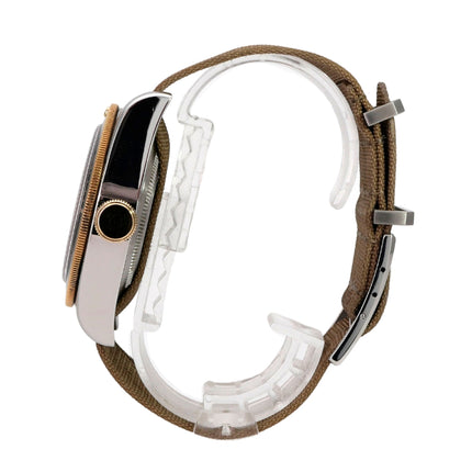 Tudor Heritage Black Bay Steel Gold Textilband M79733N-0005 seitliche Ansicht mit braunem Textilband und Edelstahl-Gehäuse.