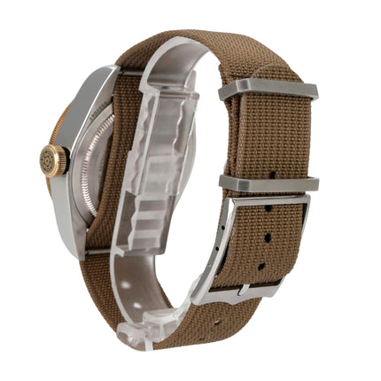 Tudor Heritage Black Bay Steel Gold Textilband M79733N-0005 seitliche Ansicht mit braunem Textilband und Edelstahl-Gehäuse