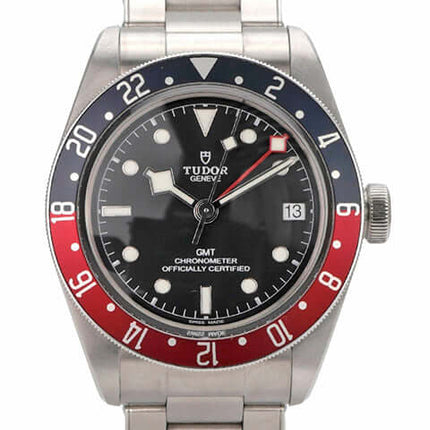 Tudor Black Bay GMT M79830RB-0001 mit Edelstahlgehäuse und blau-roter Lünette, schwarzes Zifferblatt, Automatikwerk.