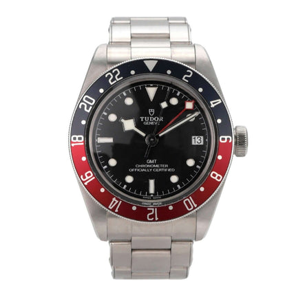 Tudor Black Bay GMT M79830RB-0001 mit Edelstahlgehäuse, schwarzem Zifferblatt und blau-roter Lünette.