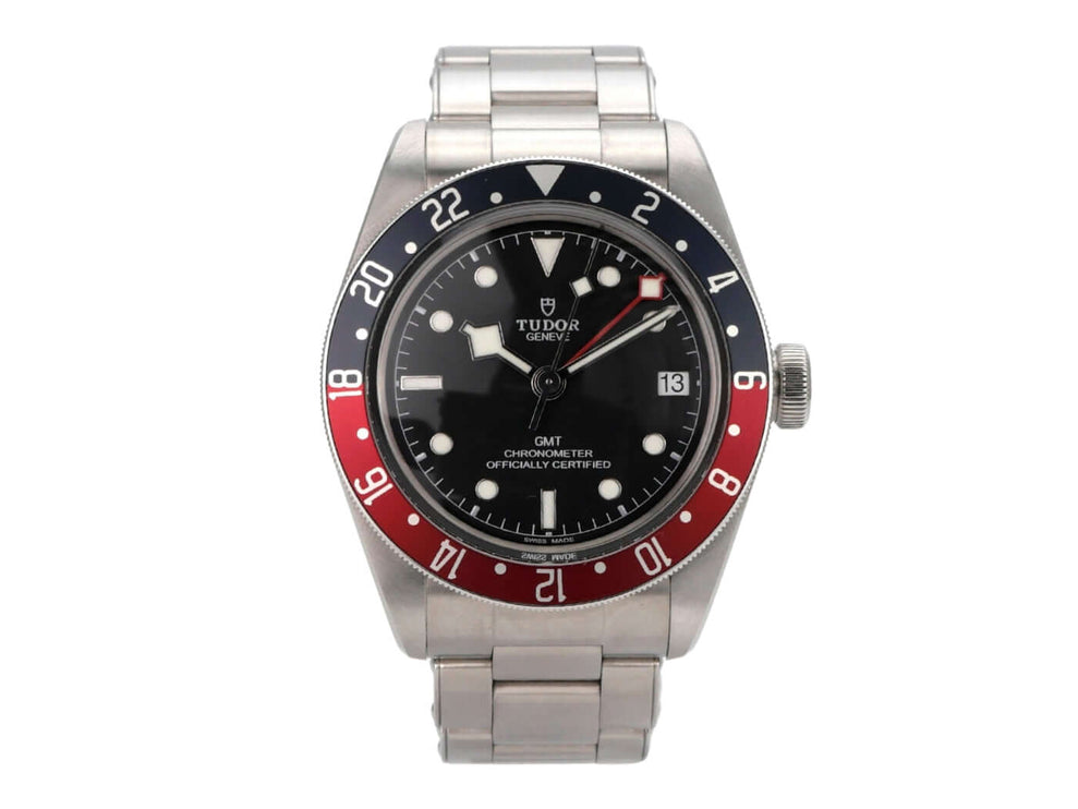 Tudor Black Bay GMT M79830RB-0001 mit Edelstahlgehäuse, schwarzem Zifferblatt und blau-roter Lünette.
