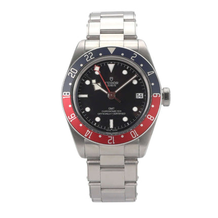 Tudor Black Bay GMT M79830RB-0001 mit Edelstahlarmband und blau-roter Lünette, schwarzes Zifferblatt, aus dem Jahr 2022.