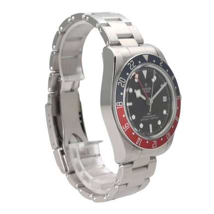 Luxuriöse Tudor Black Bay GMT M79830RB-0001 Uhr mit Edelstahlgehäuse, blau/roter Lünette und Edelstahlarmband, Seitenansicht.