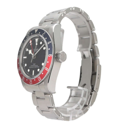 Tudor Black Bay GMT M79830RB-0001, Edelstahlgehäuse, blau/rote Lünette, schwarzes Zifferblatt, Automatikuhr, seitliche Ansicht