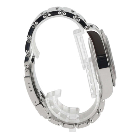 Seitliche Ansicht der Tudor Black Bay GMT M79830RB-0001 Armbanduhr mit Edelstahlarmband.