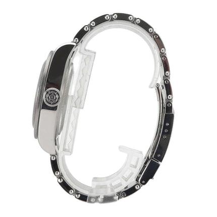 Seitenansicht der Tudor Black Bay GMT M79830RB-0001 mit Edelstahlgehäuse und Armband, Sicherheitsfaltschließe sichtbar.