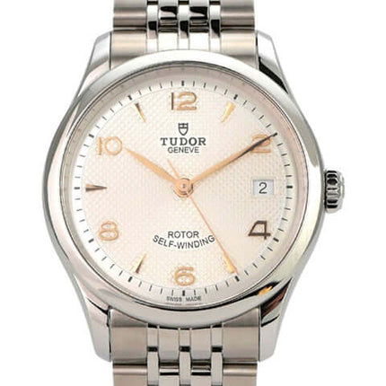 Tudor 1926 Ref. M91450-0011 Uhr mit Edelstahlband, weißem Zifferblatt und arabischen Ziffern.