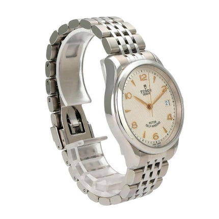 Tudor 1926 Ref. M91450-0011 elegante Edelstahlarmbanduhr mit weißem Zifferblatt und arabischen Ziffern.