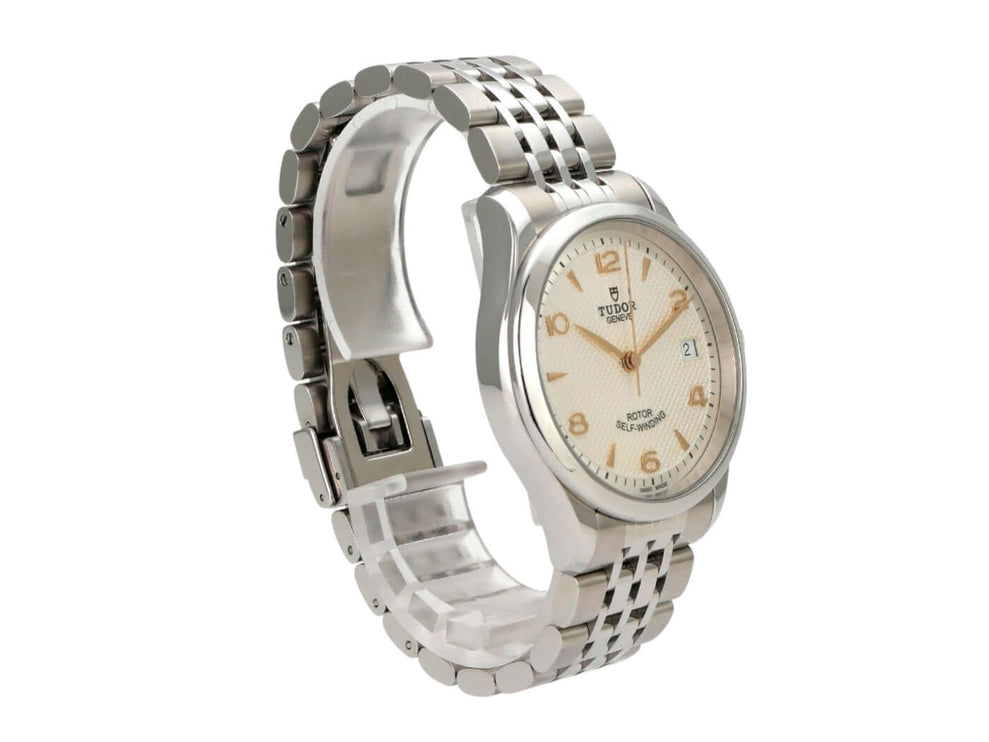 Tudor 1926 Ref. M91450-0011 elegante Edelstahlarmbanduhr mit weißem Zifferblatt und arabischen Ziffern.