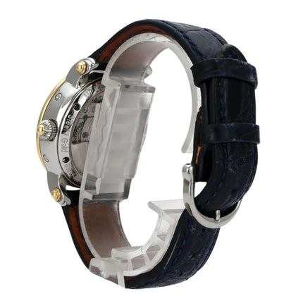 Maurice Lacroix Masterpiece Phase de Lune Dame MP6066-DY501-17G Ansicht der Uhr von der Seite mit gemeißeltem Gehäuse und Lederarmband.