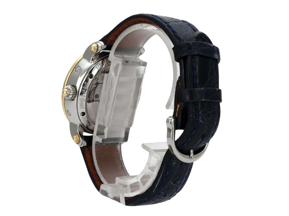 Maurice Lacroix Masterpiece Phase de Lune Dame MP6066-DY501-17G Ansicht der Uhr von der Seite mit gemeißeltem Gehäuse und Lederarmband.