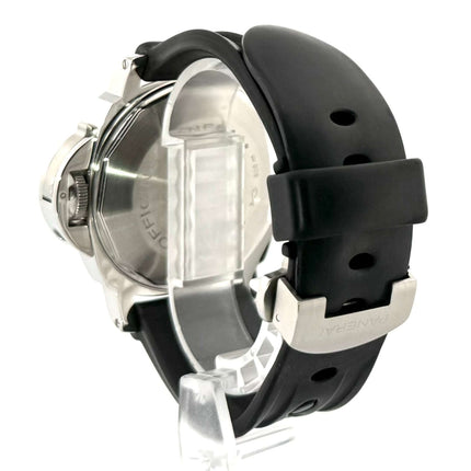 Rückseite der Panerai Luminor Submersible Automatic Acciaio 44 PAM00024 mit schwarzem Kautschukband und Dornschließe aus Edelstahl