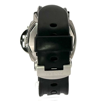 Rückansicht der Panerai Luminor Submersible Automatic Acciaio 44 mit schwarzem Kautschukband und Edelstahl-Dornschließe