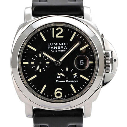 Panerai Luminor Power Reserve 44 mm PAM00090 mit schwarzem Kautschukband und fluoreszierenden Ziffern.