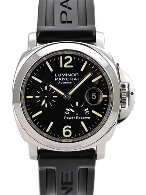Panerai Luminor Power Reserve 44 mm PAM00090 mit schwarzem Kautschukband und fluoreszierenden Ziffern.