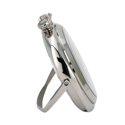 Seitenansicht der Panerai Reisewecker PAM00173 mit poliertem Edelstahl-Gehäuse und aufstellbarem Fuß.