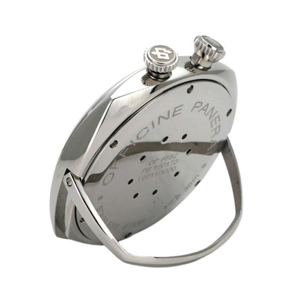 Panerai Travel Alarm Clock PAM00173, Edelstahlgehäuse, Rückansicht mit Krone und Tischuhr-Stand.