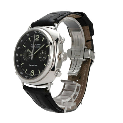 Panerai Radiomir Rattrapante PAM00214 mit Edelstahlgehäuse und schwarzem Lederband, Zifferblatt mit fluoreszierenden Indizes.